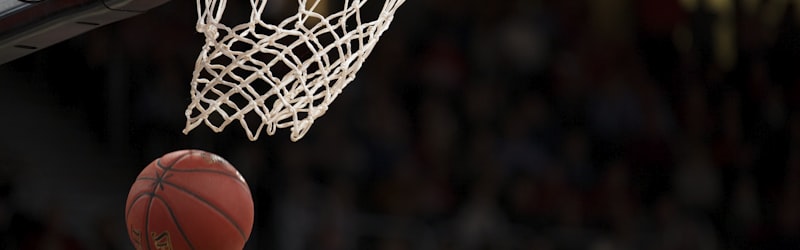 2026年NBA新赛季规则变化分析报道 - 球员在球场上传球